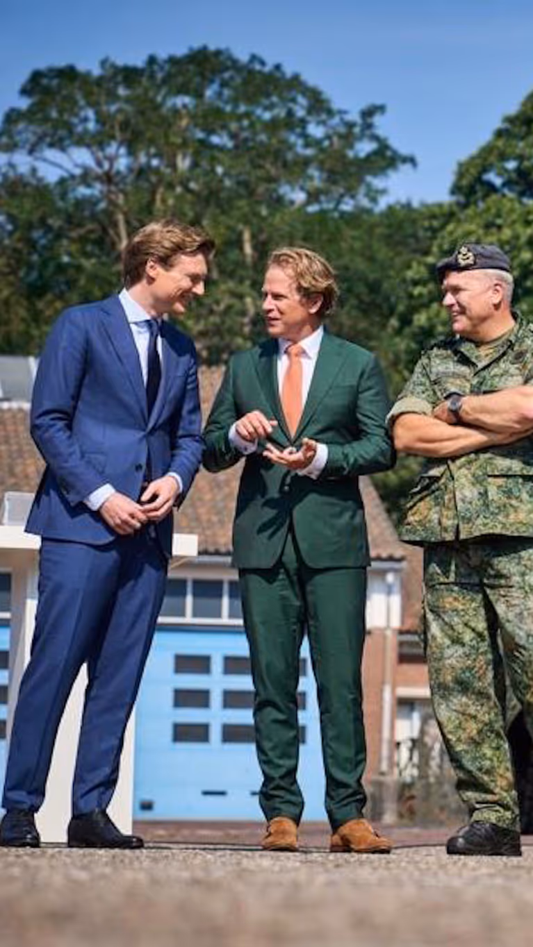 Vertrekkend minister Ruben Brekelmans en staatssecretaris Gijs Tuinman praten met CDS generaal Onno Eichelsheim. Op de achtergrond staat een Leopard-tank  