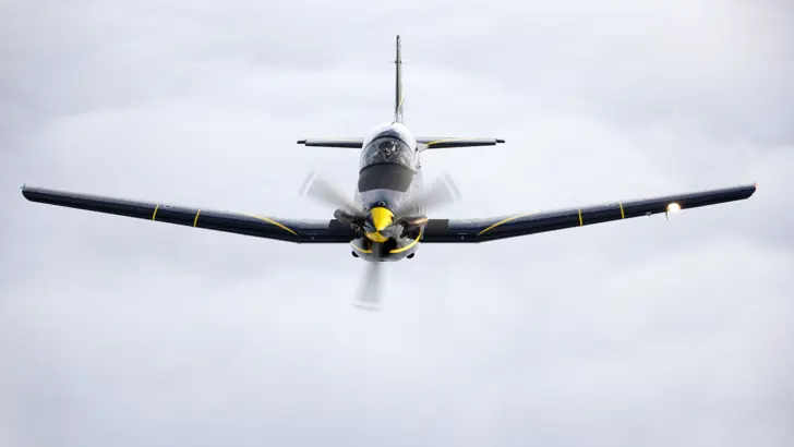 Vooraanzicht Turbo Trainer in de lucht.