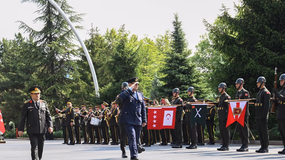 De generaal wandelt langs opgestelde troepen.