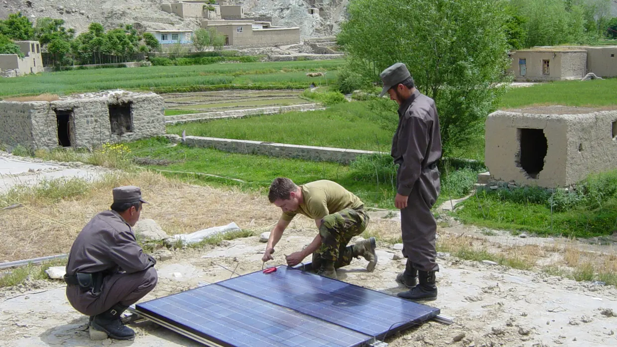 Jeroen Blomen werkt tijdens de uitzending in Afghanistan aan de aanleg van zonnepanelen.