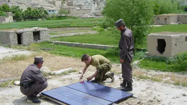 Jeroen Blomen werkt tijdens de uitzending in Afghanistan aan de aanleg van zonnepanelen.