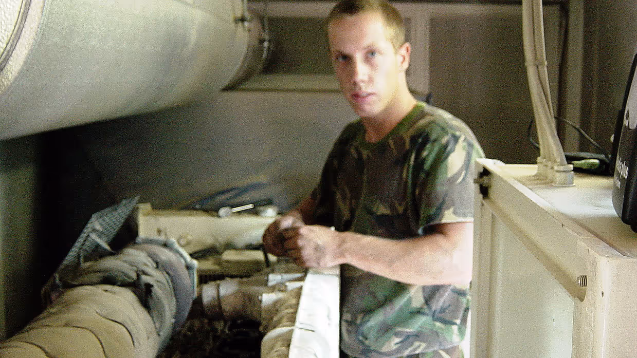 Jeroen Blomen voert technisch onderhoud uit aan een installatie tijdens de uitzending in Afghanistan in 2005.