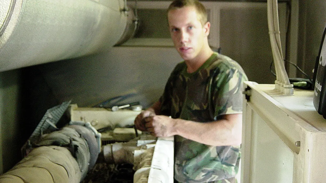 Jeroen Blomen voert technisch onderhoud uit aan een installatie tijdens de uitzending in Afghanistan in 2005.