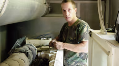 Jeroen Blomen voert technisch onderhoud uit aan een installatie tijdens de uitzending in Afghanistan in 2005.