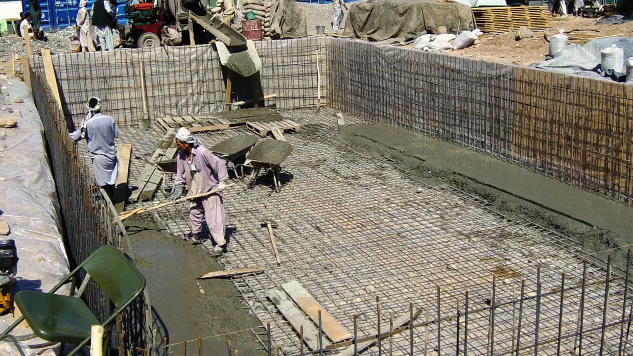 Bouw van het zwembad op het kamp in Afghanistan tijdens de uitzending in 2005.