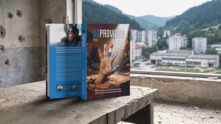 Boekomslag "UNPROVIDED" van KCT: hand met vlaggen en kaart, soldaat, vuur, en tekst over oorlog in Srebrenica.