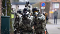 Militairen oefenen in straat met publiek.