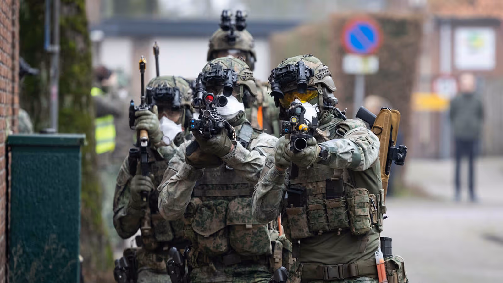 Militairen oefenen in straat met publiek.