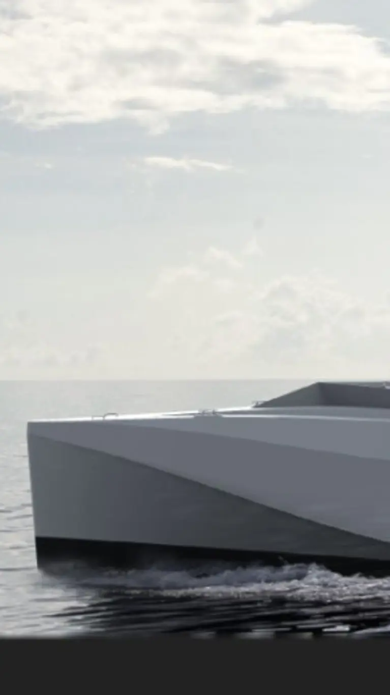 Een klein onbemand schip op open water. 