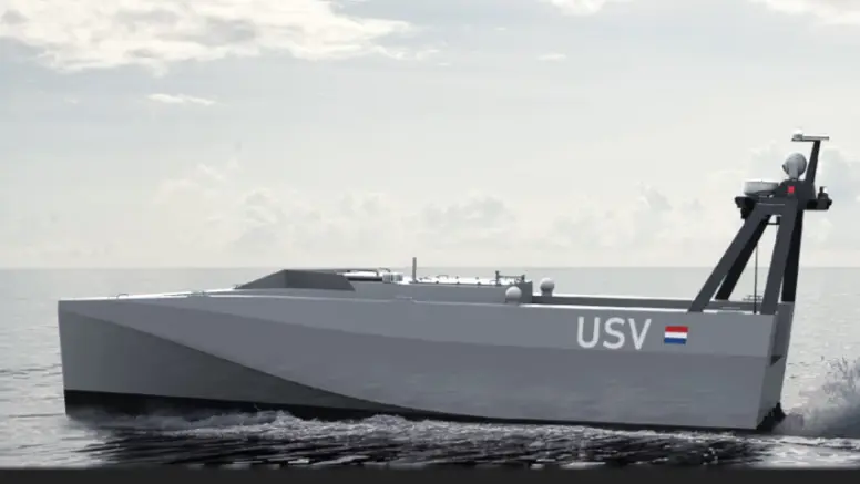 Een klein onbemand schip op open water. 