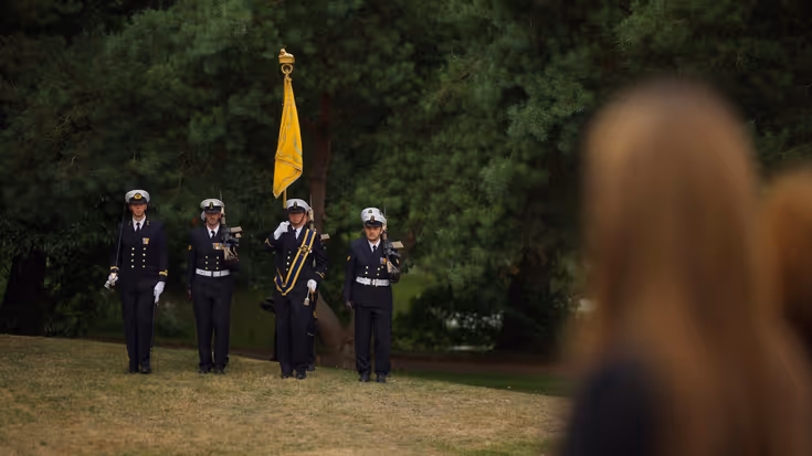 4 militairen met het vaandel. 
