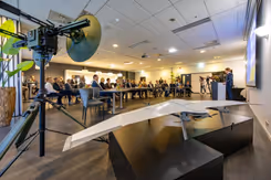 De minister houdt een toespraak bij VDL.