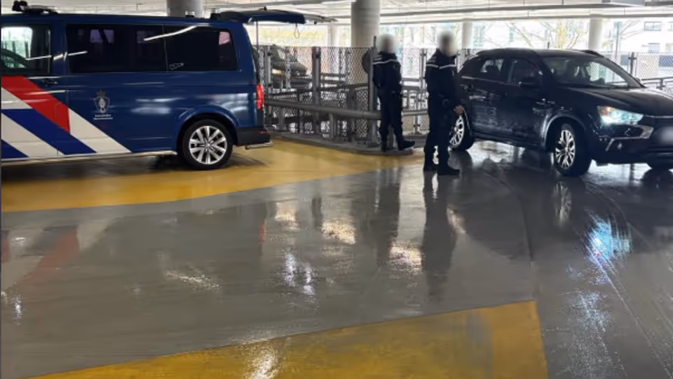 Marechaussees controleren voertuigen in de parkeergarage van Eindhoven Airport.