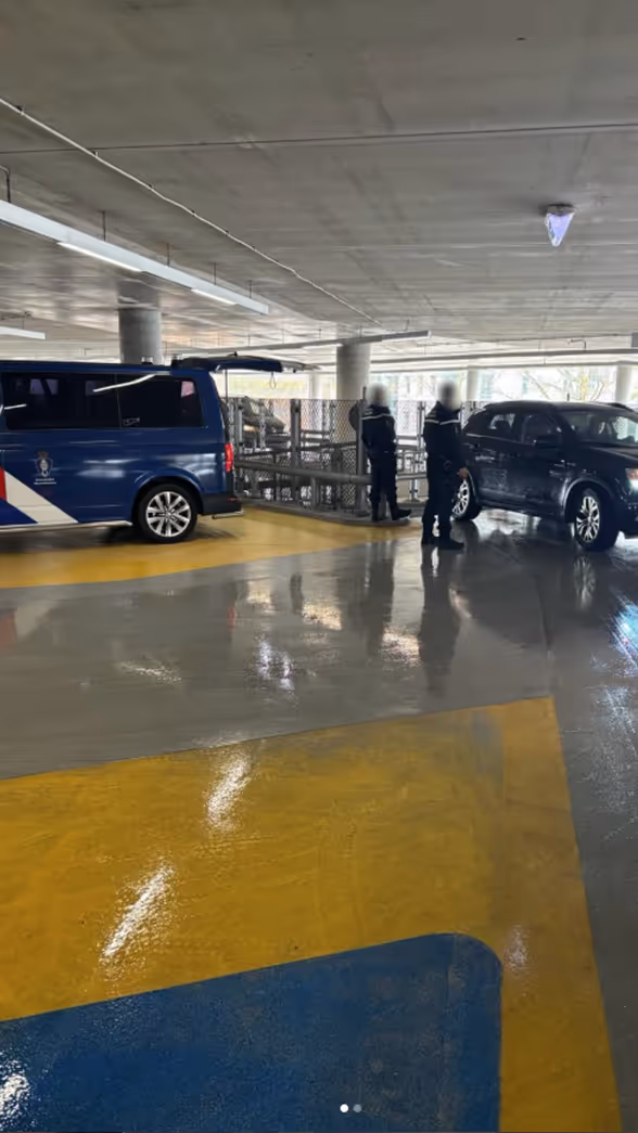 Marechaussees controleren voertuigen in de parkeergarage van Eindhoven Airport.
