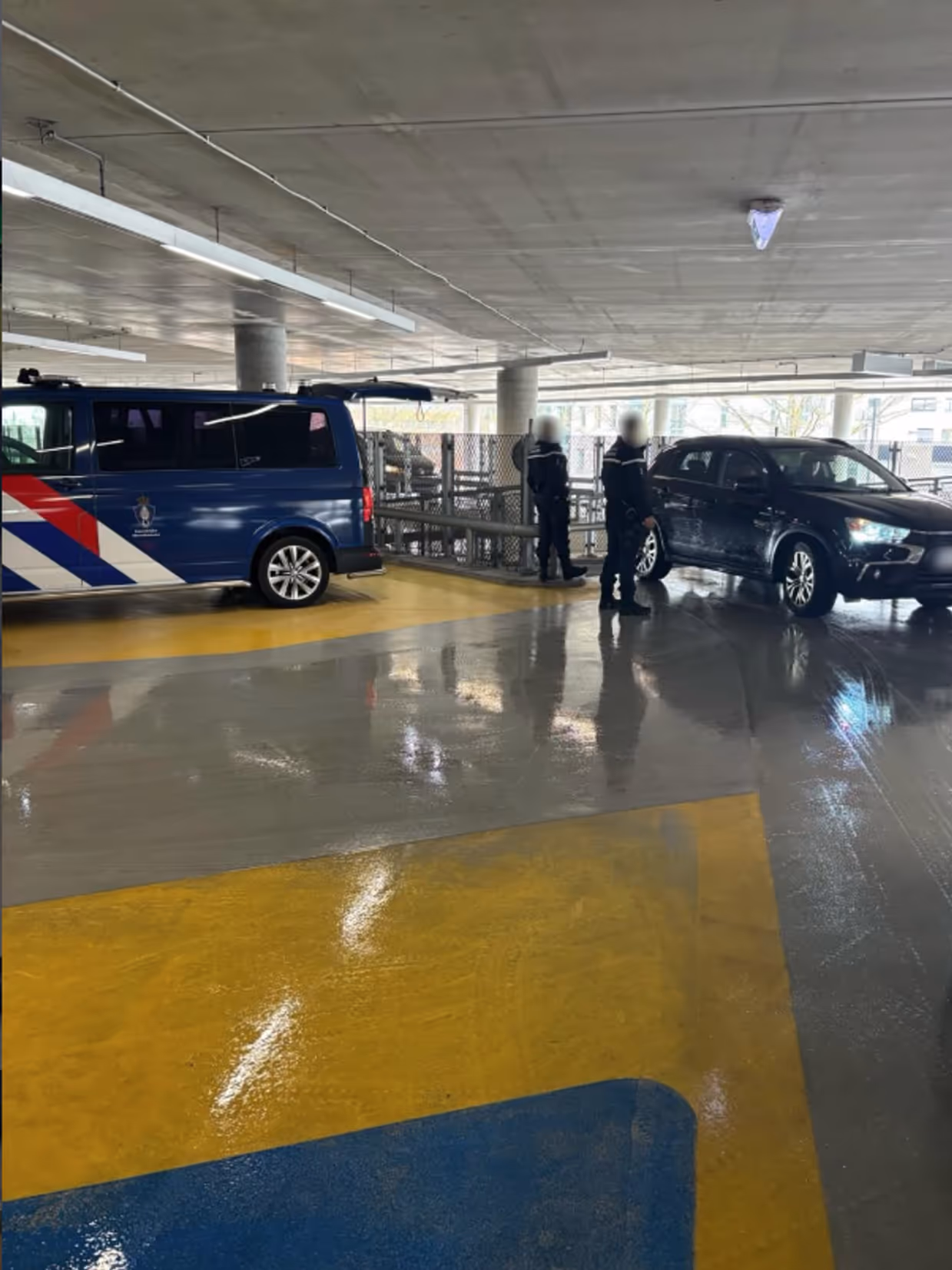 Marechaussees controleren voertuigen in de parkeergarage van Eindhoven Airport.
