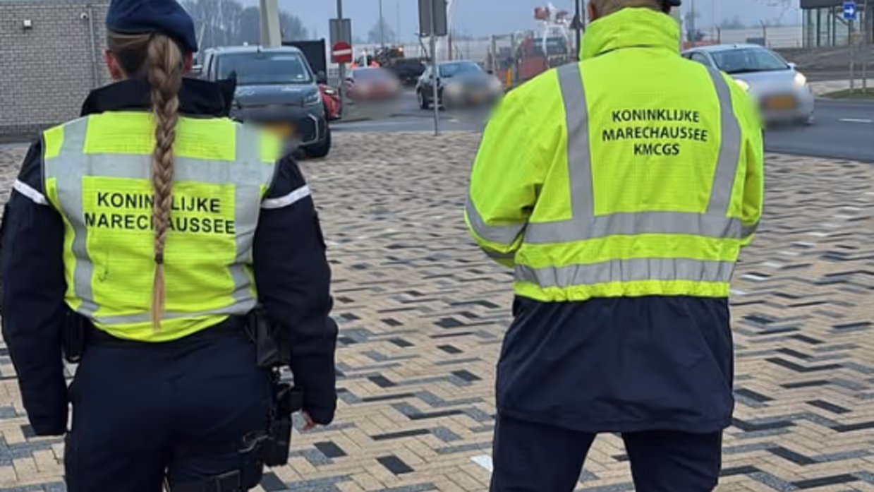 Twee marechaussees op de rug gezien tijdens een verkeerscontrole