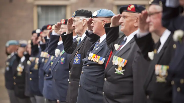 Veteranen salueren.