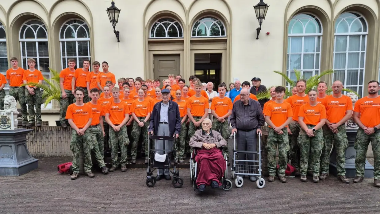 Studenten poseren met veteranen.