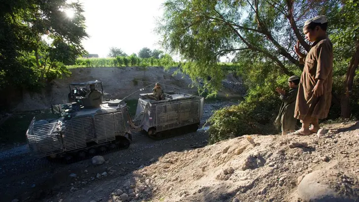 Een Viking rijdt door een Afghaans dorp tijdens de meerdaagse Operatie Ghat Mahay (Walvis) in de provincie Uruzgan, 2009.