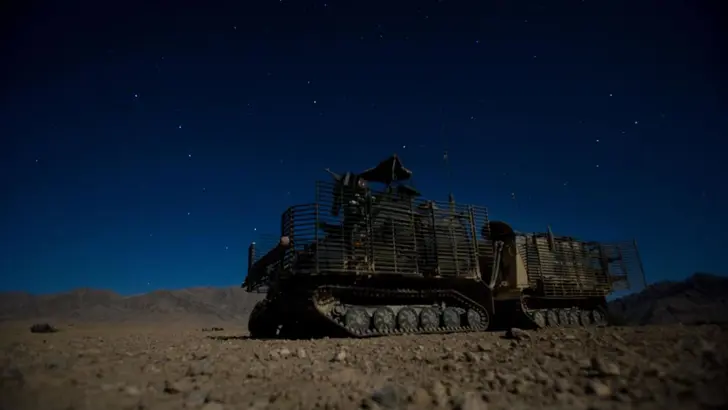 Nachtopname van een Viking die deelneemt aan de meerdaagse Operatie Ghat Mahay (Walvis) in de Afghaanse provincie Uruzgan, 2009.