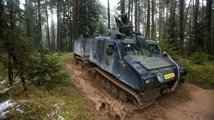 Mariniers oefenen in 2009 met een Viking op het Duitse oefenterrein Grafenwöhr ter voorbereiding op uitzending naar Afghanistan.