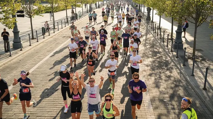 Hardlopers op een avenue tijdens de Vilnius Marathon