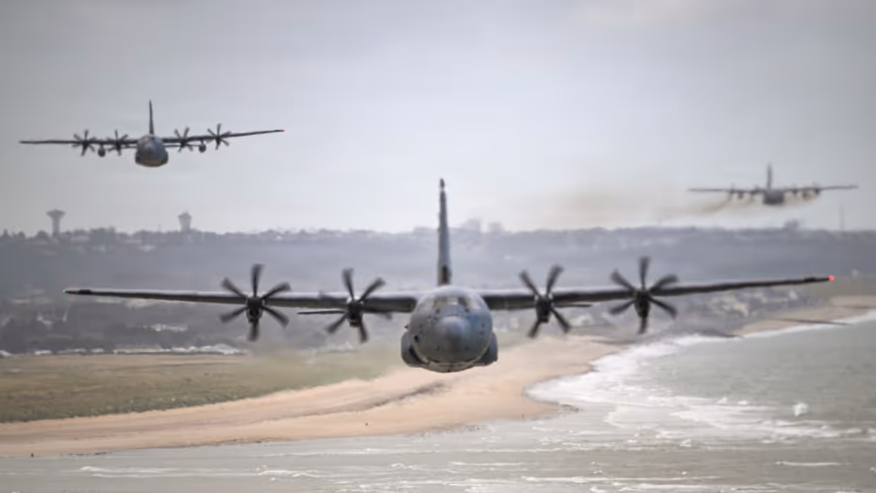 Drie C-130-vliegtuigen scheren laag over de France kust