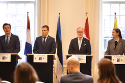 Ministers van Defensie Ruben Brekelmans, Hanno Pevkur,  Andris Sprūds en Dovilė Šakalienė staan achter 4 katheders met vlaggen erachter.