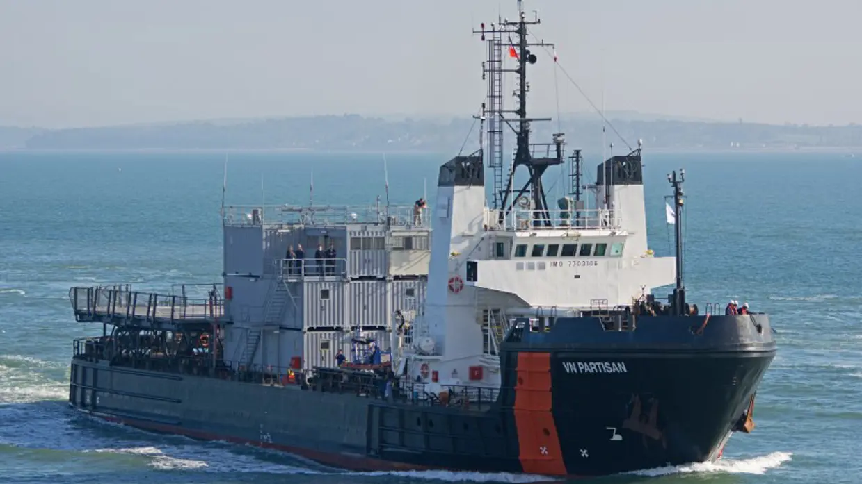 Schip met daarop de naam ‘VN Partisan’ varend op zee. 