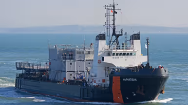Schip met daarop de naam ‘VN Partisan’ varend op zee. 