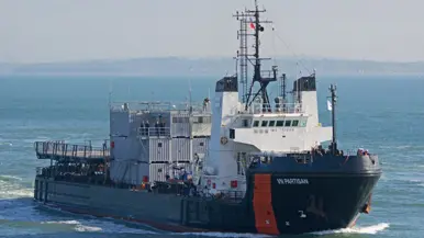 Schip met daarop de naam ‘VN Partisan’ varend op zee. 