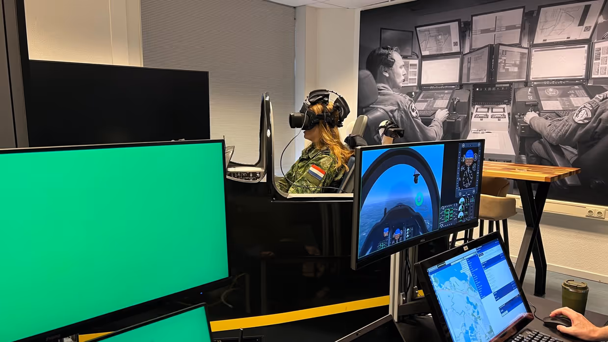 Vrouwelijke militair met VR-bril op in simulator. 