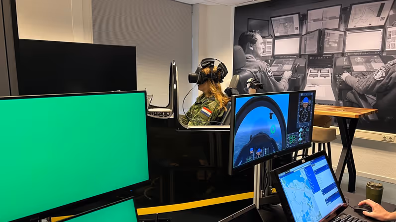 Vrouwelijke militair met VR-bril op in simulator. 
