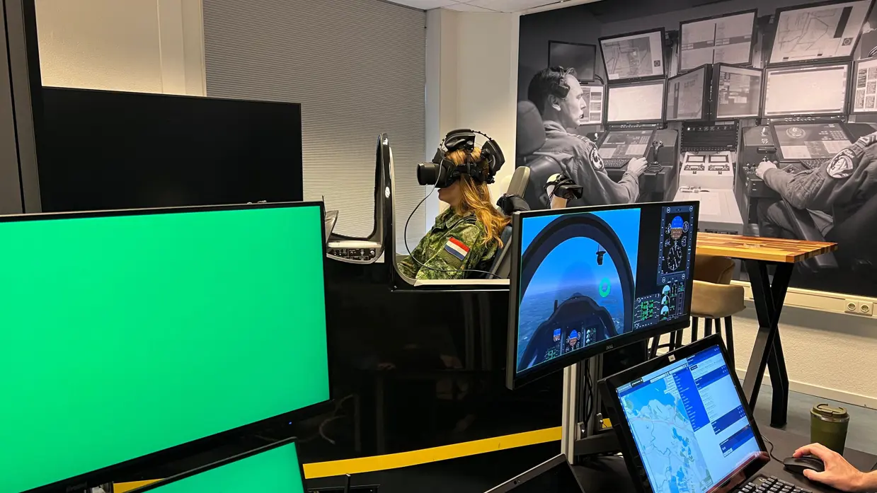 Vrouwelijke militair met VR-bril op in simulator. 