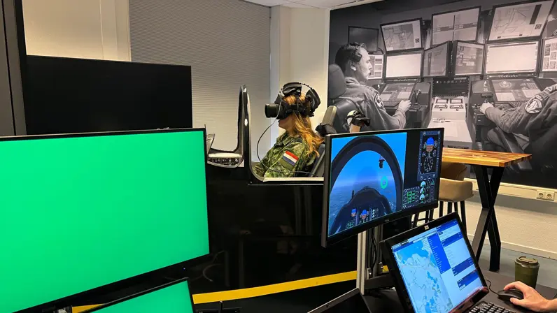 Vrouwelijke militair met VR-bril op in simulator. 