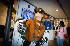 Vrouw met VR-bril op.