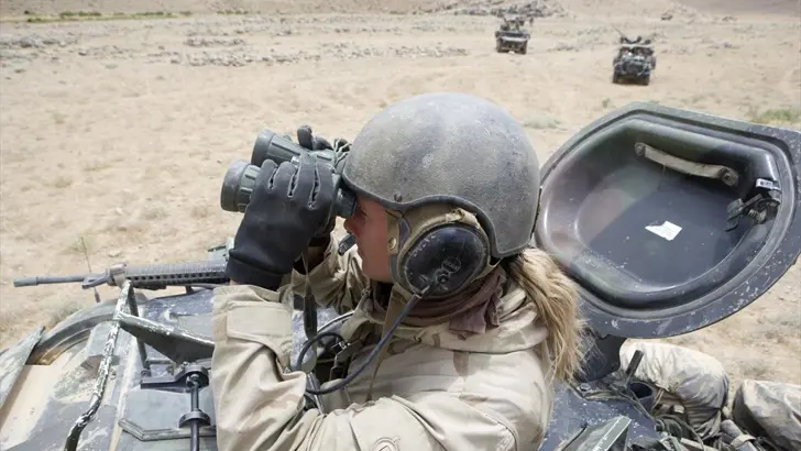 Vrouwelijke militair op missie.