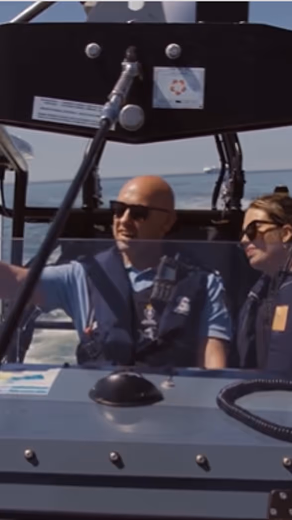 Twee marechaussees op een boot