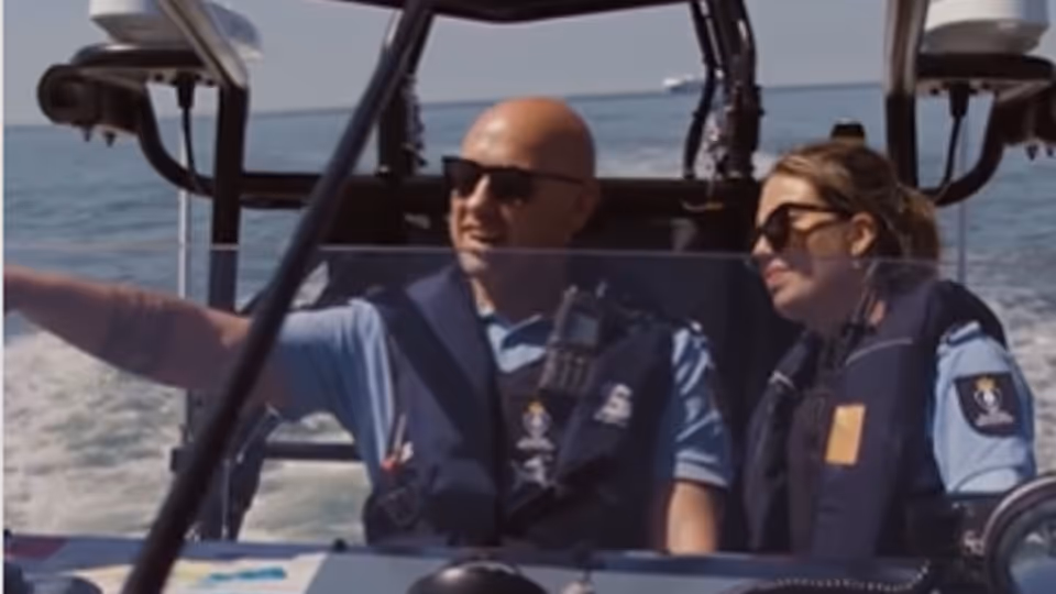 Twee marechaussees op een boot
