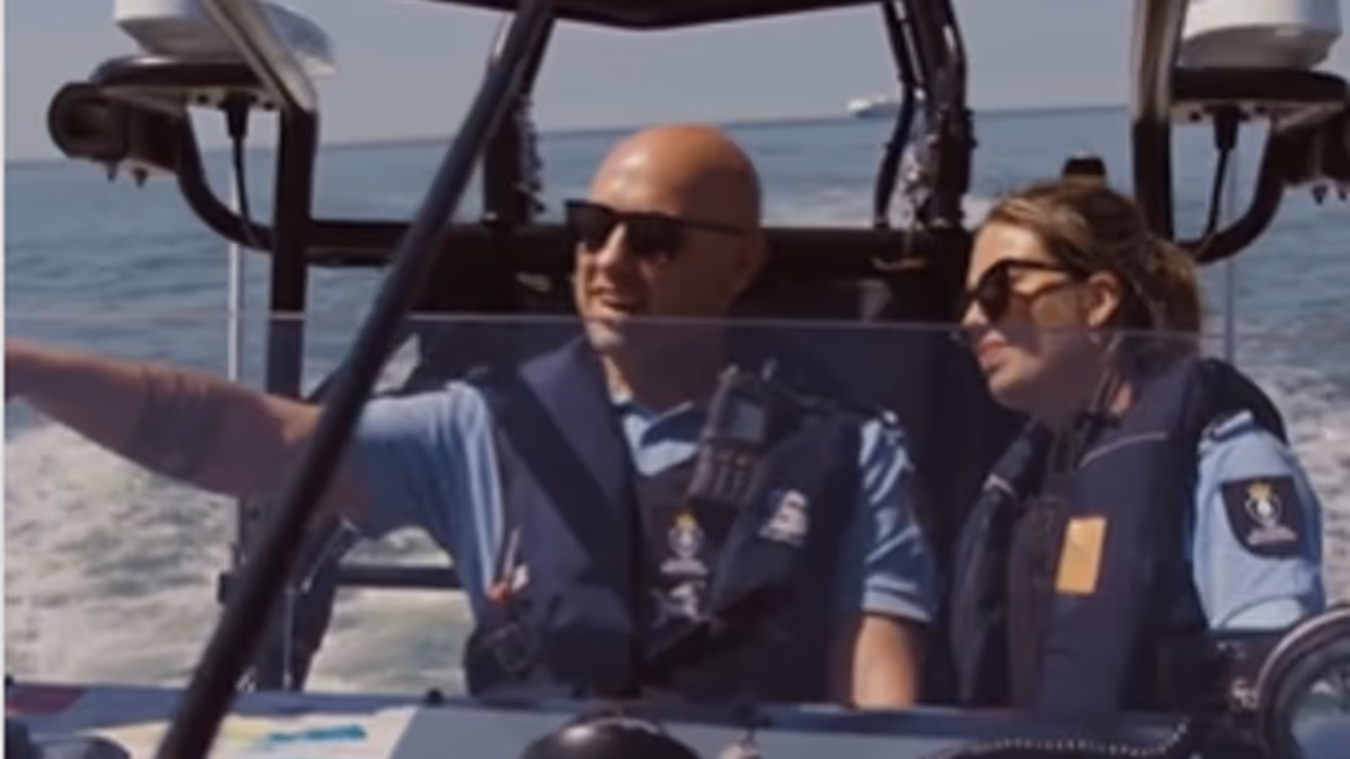 Twee marechaussees op een boot