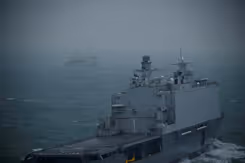 Zr.Ms. Johan de Witt begeleidt in de mist op zee een Russisch schip
