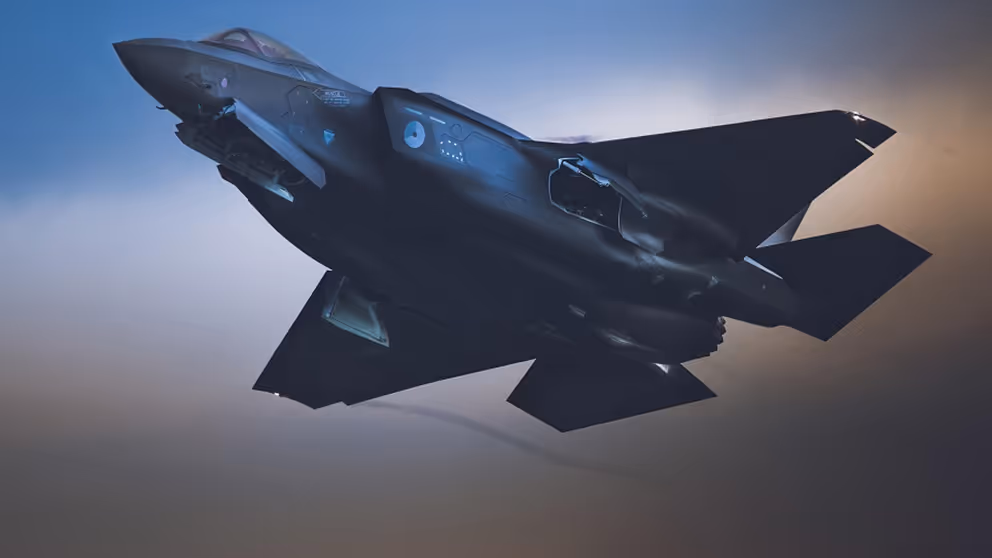 Een gevechtsvliegtuig in de lucht.