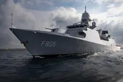 Een marineschip op het water