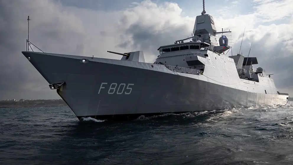 Een marineschip op het water