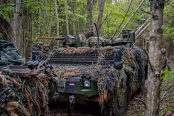 Militair voertuig voorzien van camouflage.