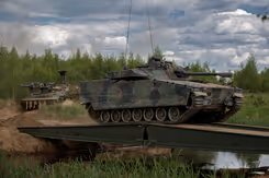 Een tank rijdt over een tijdelijke brug