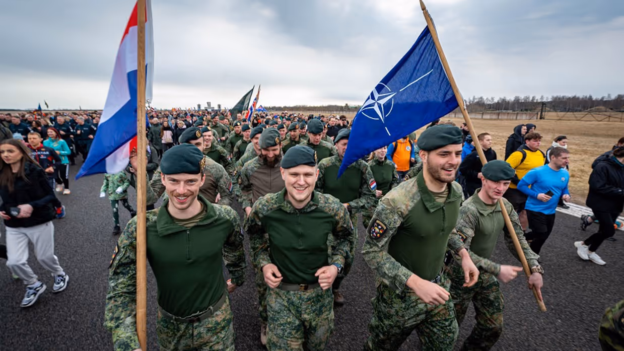 Militairen en burgers lopen de 3 kilometer tijdens open dag in Litouwen