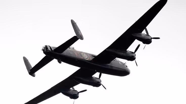 Zwart-witfoto van vliegende bommenwerper. 