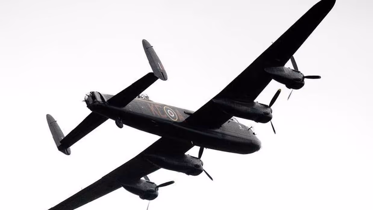 Zwart-witfoto van vliegende bommenwerper. 