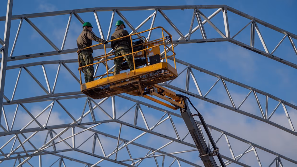 Militairen in een hoogwerker.